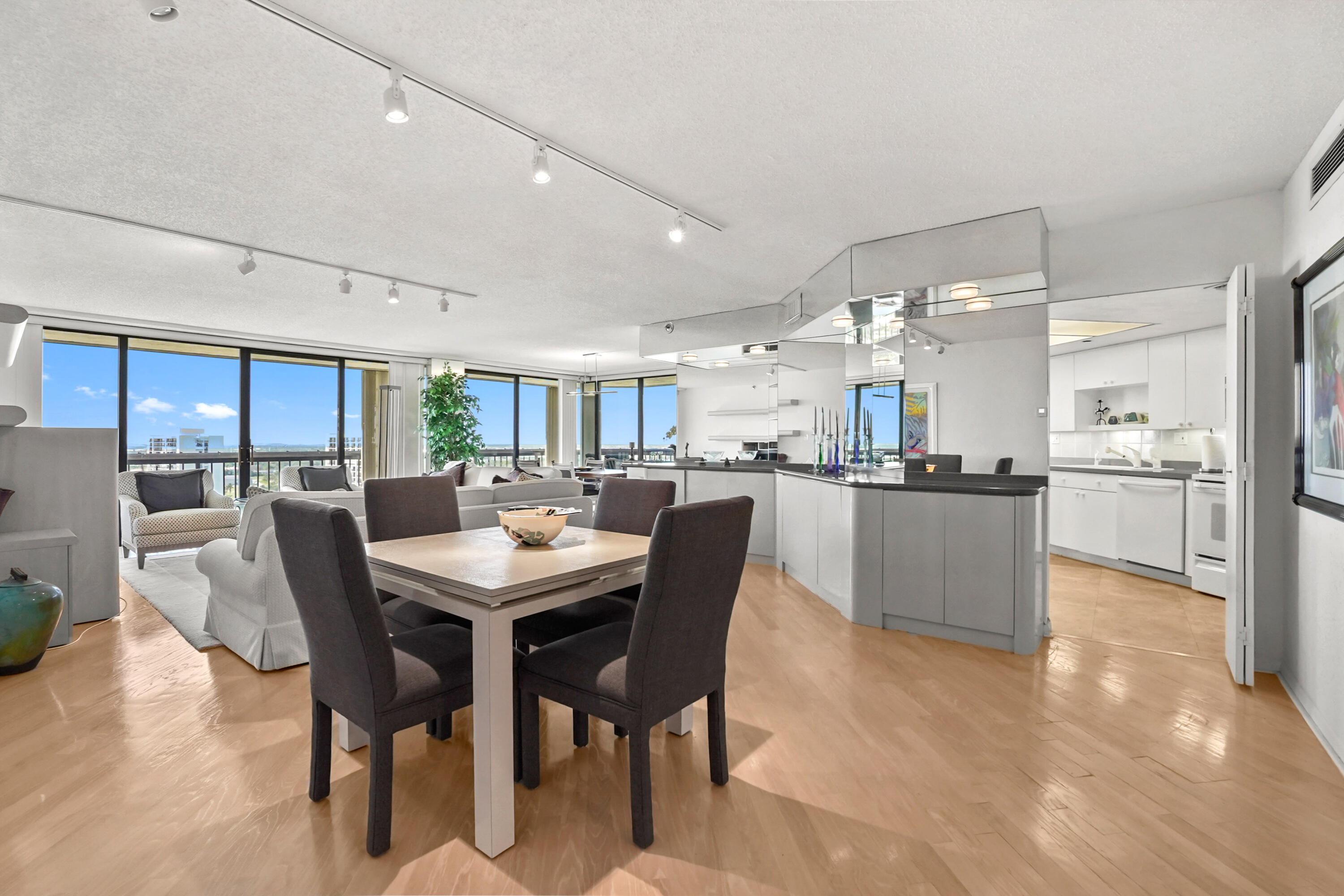 1900 Consulate #1906