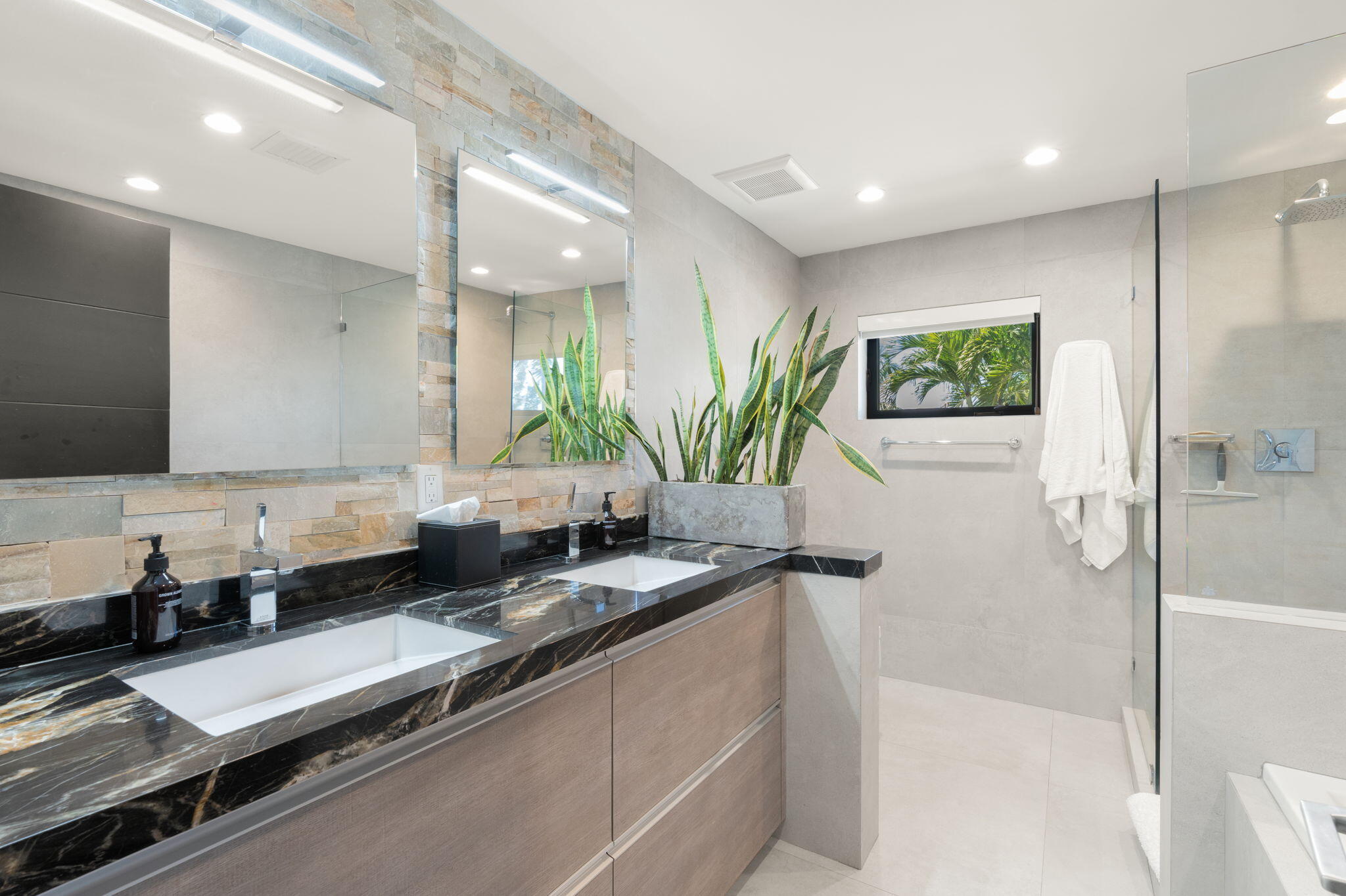 1425 Middle Riv Fort Lauderdale, FL 33304