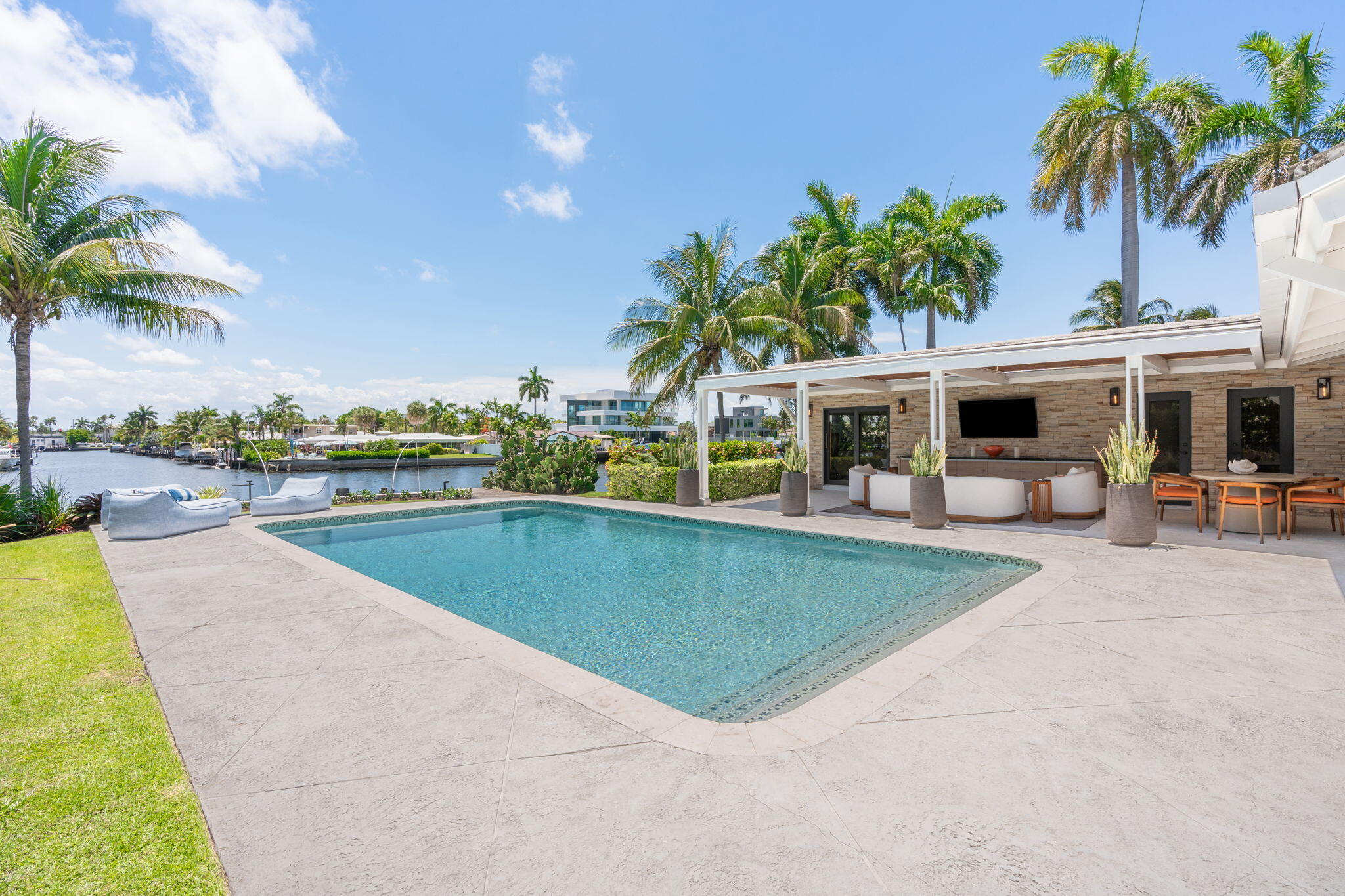 1425 Middle Riv Fort Lauderdale, FL 33304