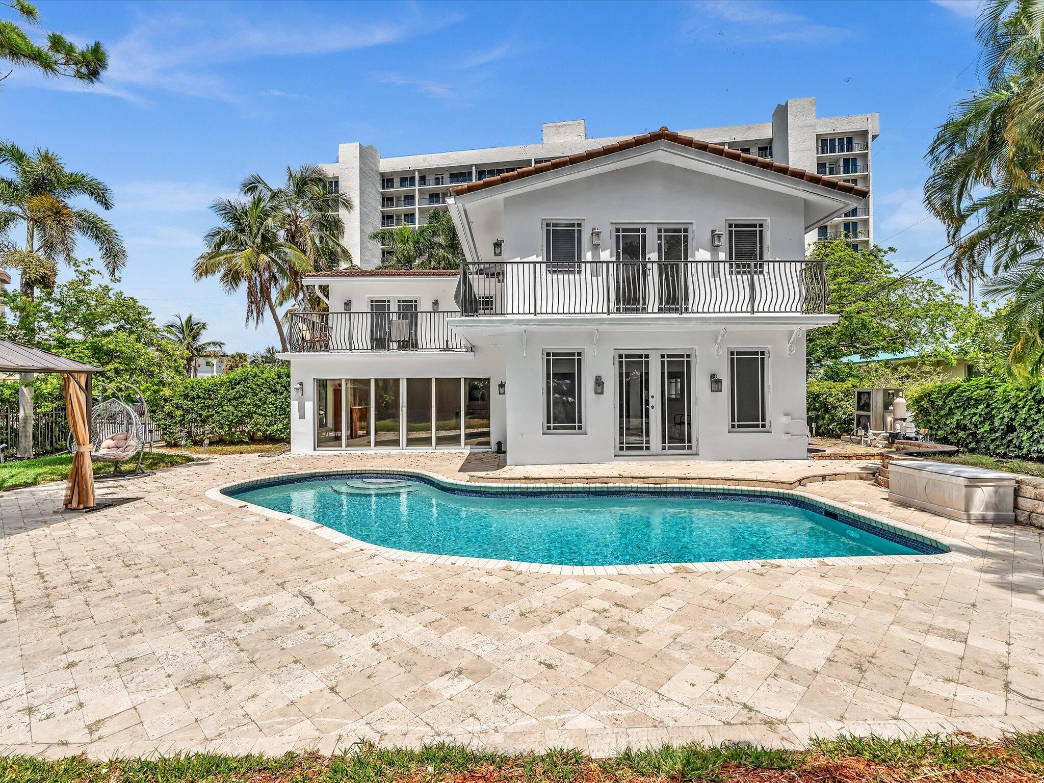 518 N Riverside