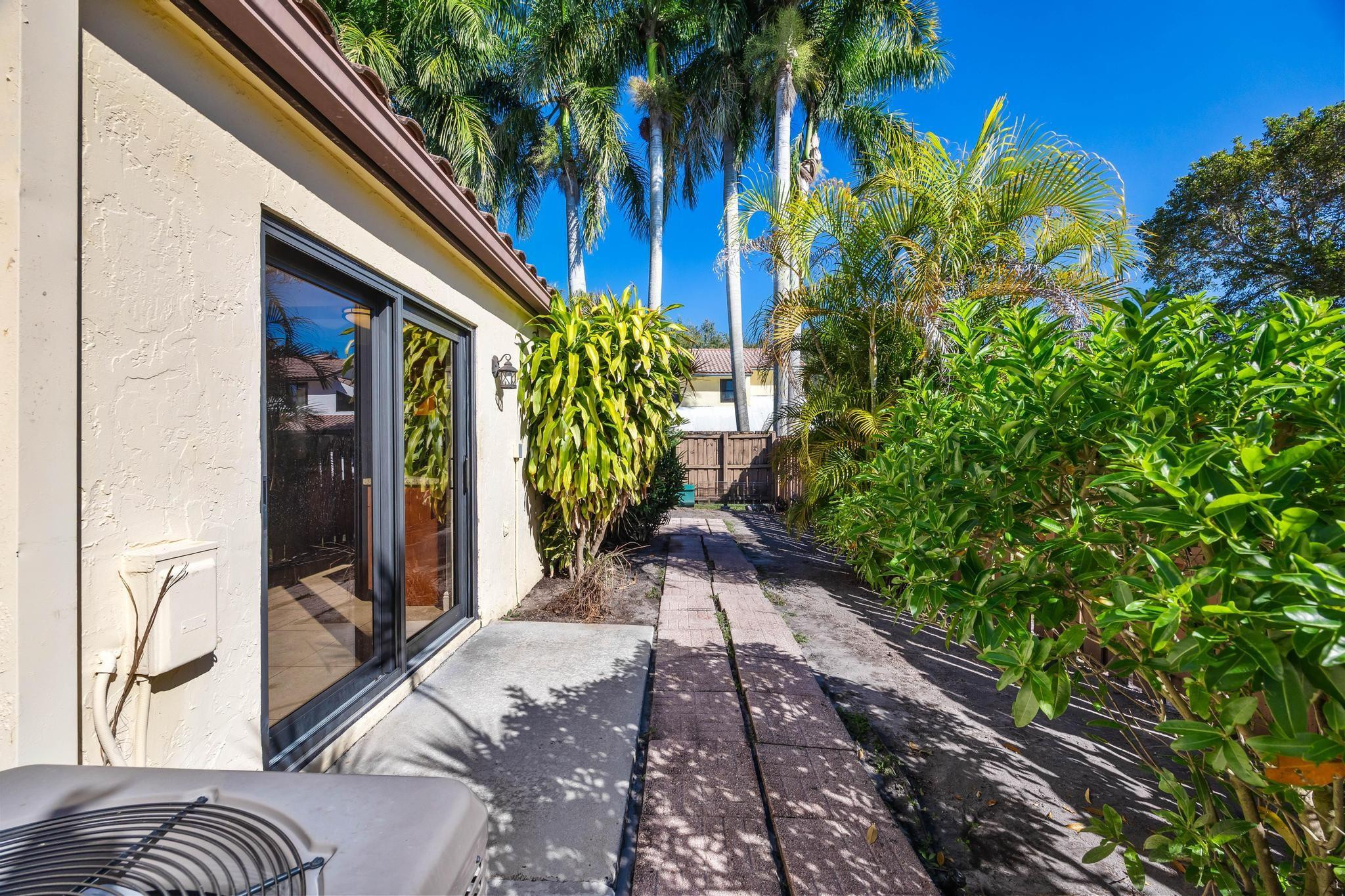 2925 Azalea Hollywood, FL 33026