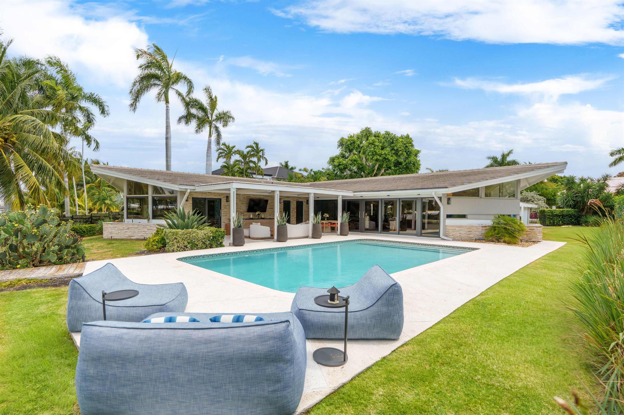 1425 Middle Riv Dr Fort Lauderdale, FL 33304