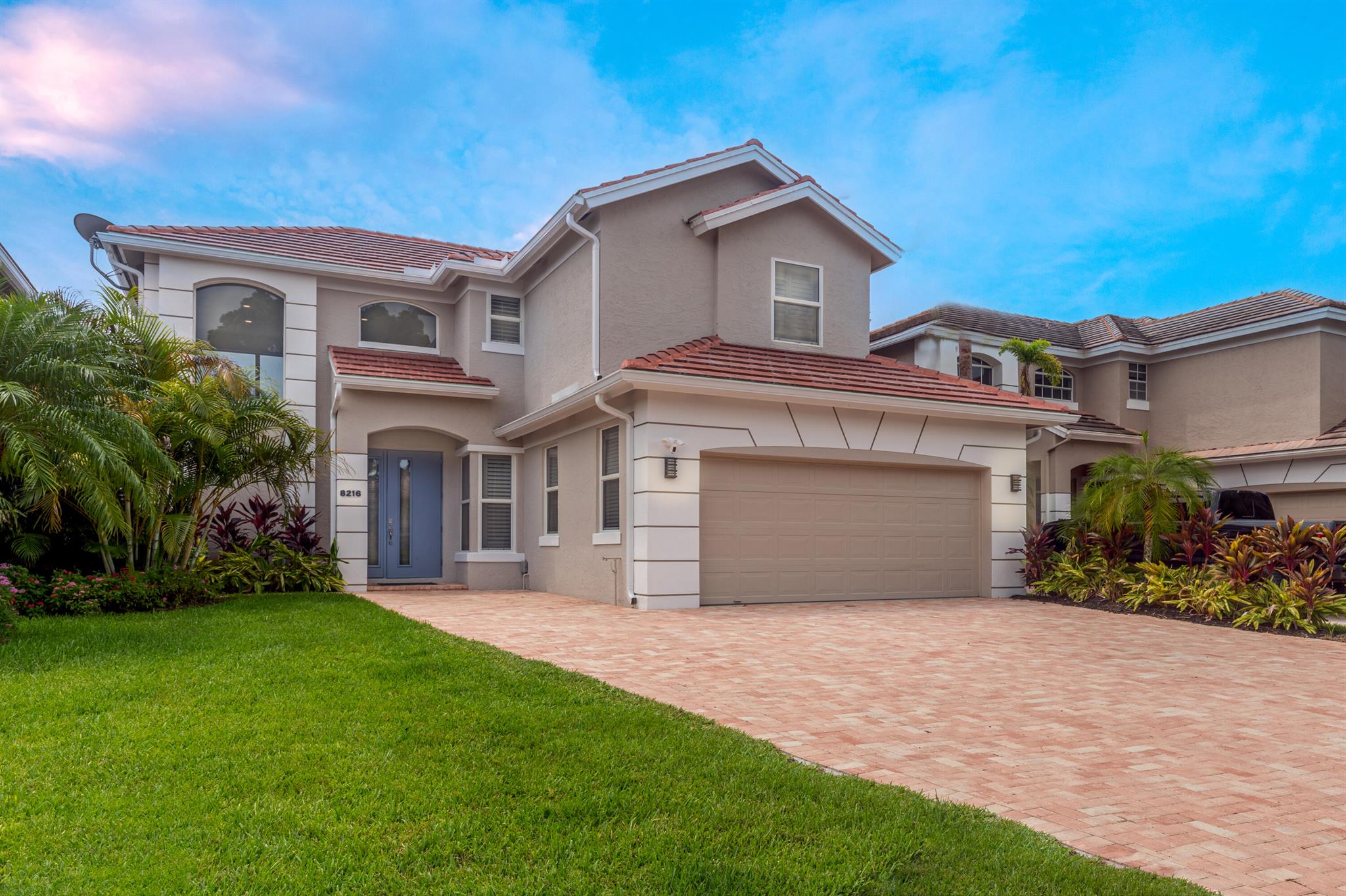 8216 Heritage Clb Dr