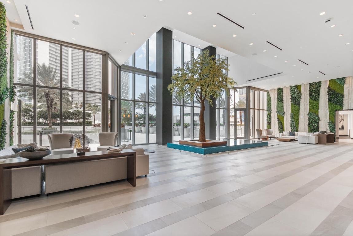 851 NE 1st #306 Miami, FL 33132