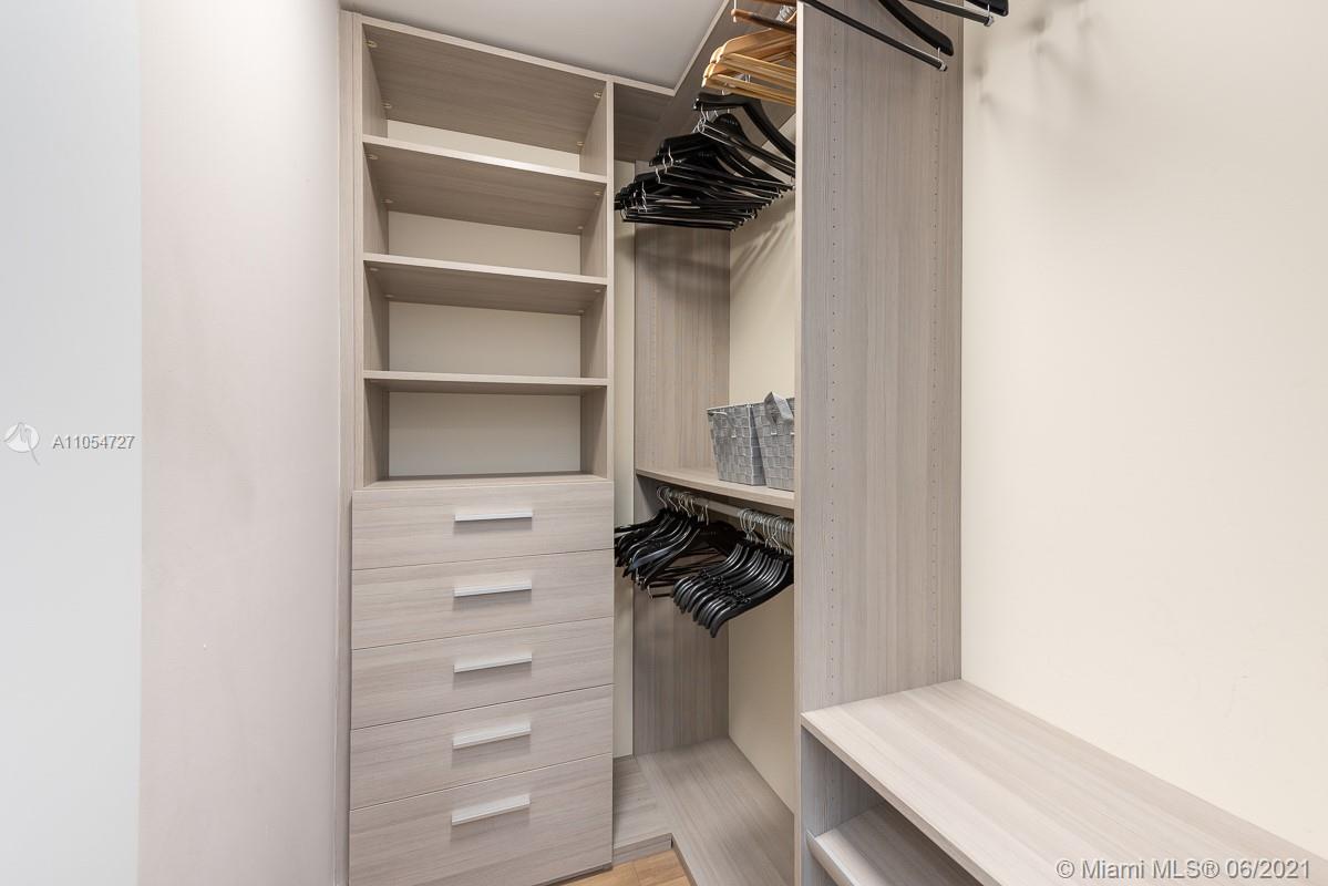 1300 Brickell Bay Dr #3205,Miami, FL 33131