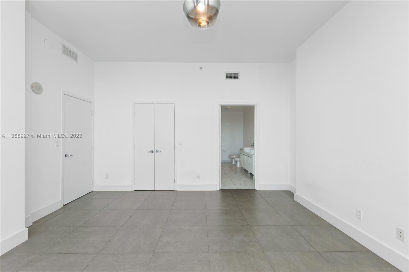 888 Biscayne Bl #5302 Miami, FL 33132