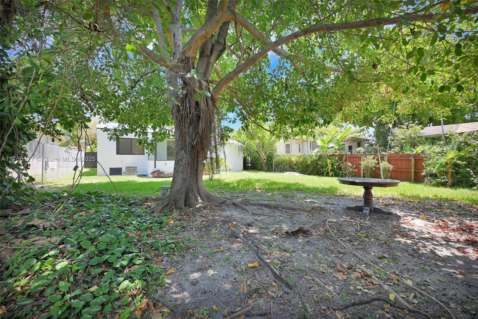 2261 SW 26th St Miami, FL 33133