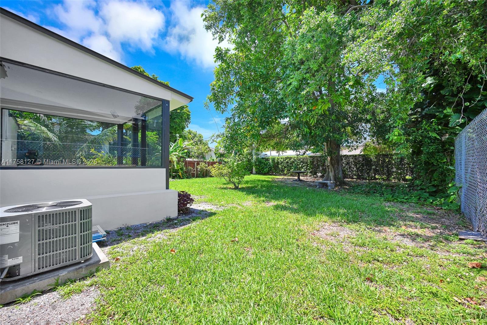 2261 SW 26th St Miami, FL 33133