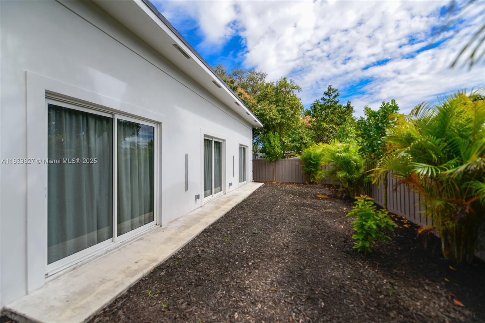 635 SW 9th St Hallandale Beach, FL 33009