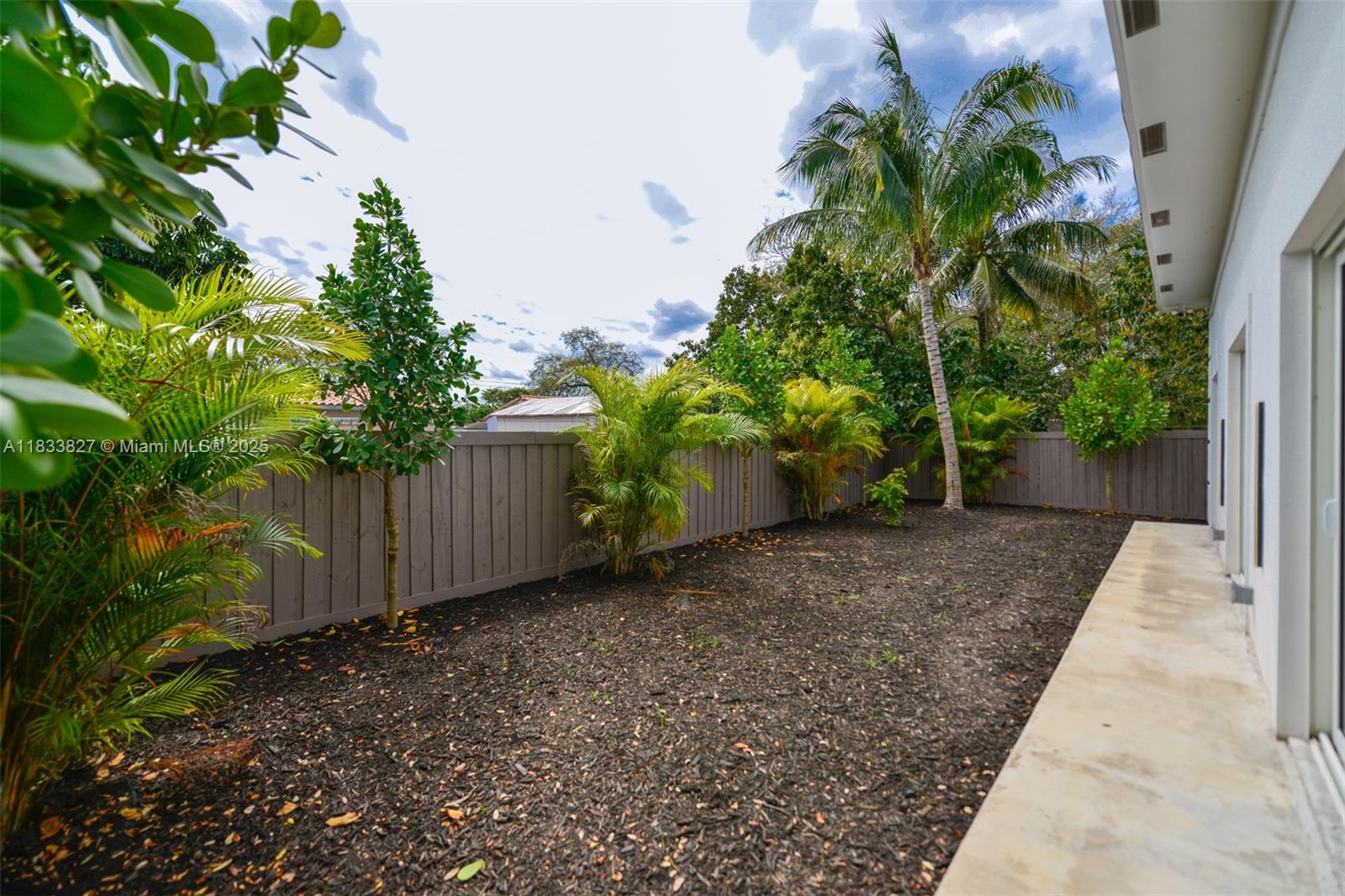 635 SW 9th St Hallandale Beach, FL 33009