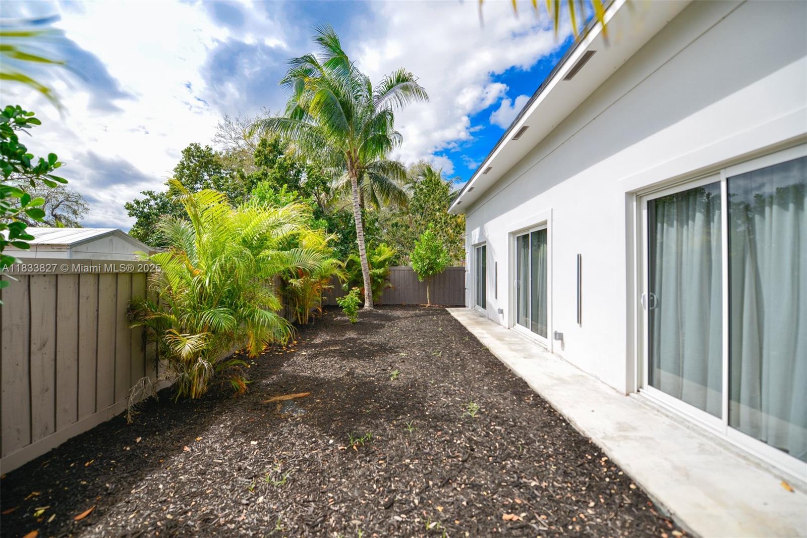 635 SW 9th St Hallandale Beach, FL 33009