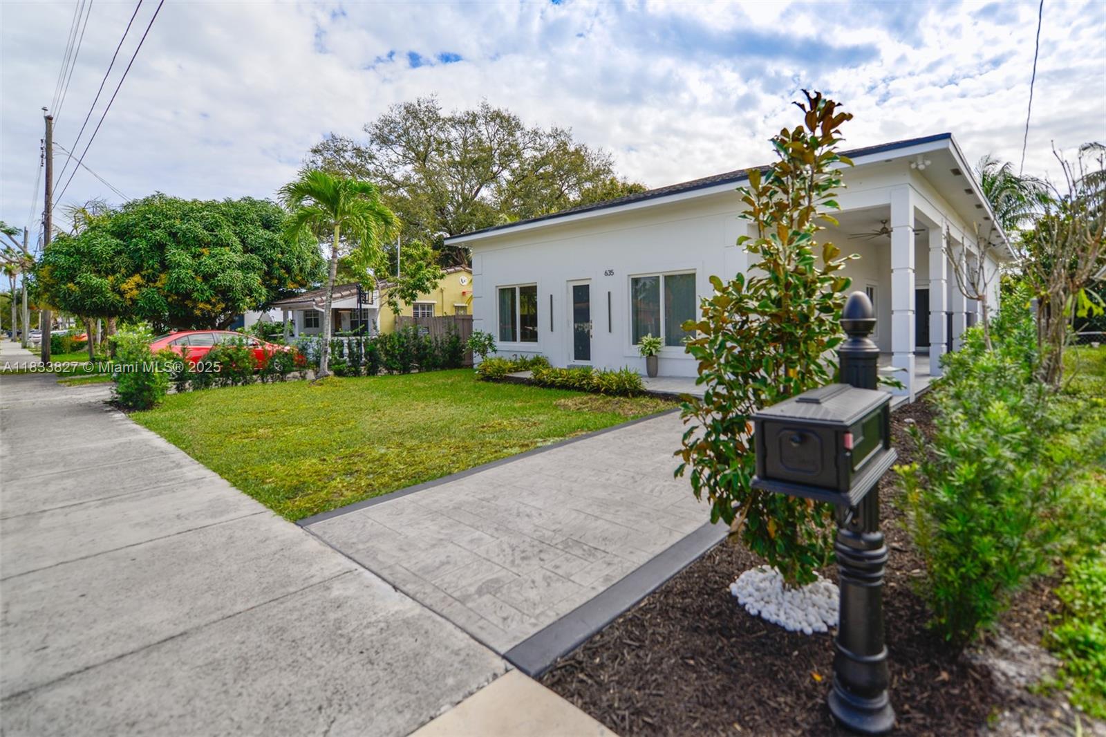 635 SW 9th St Hallandale Beach, FL 33009