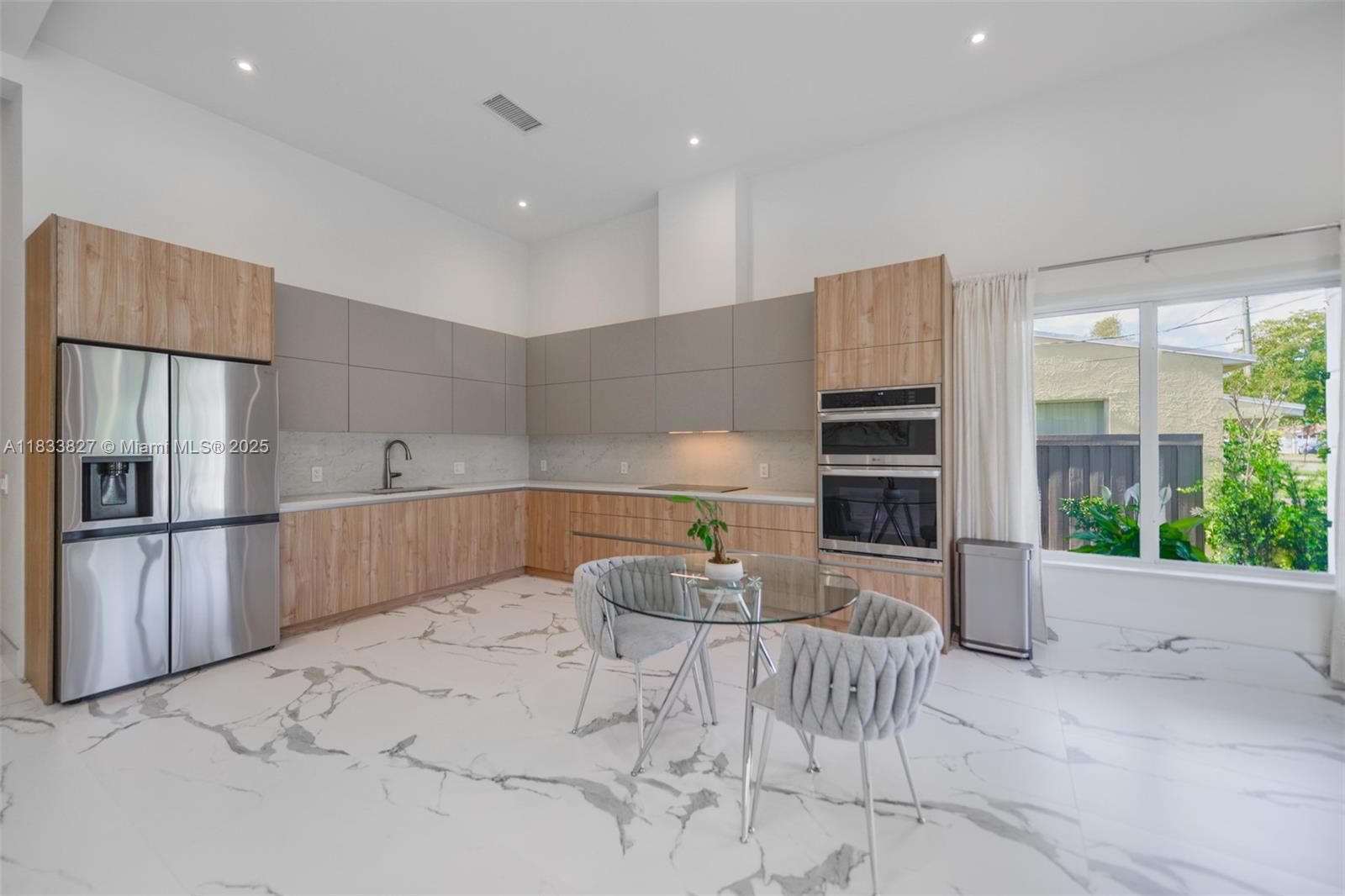 635 SW 9th St Hallandale Beach, FL 33009