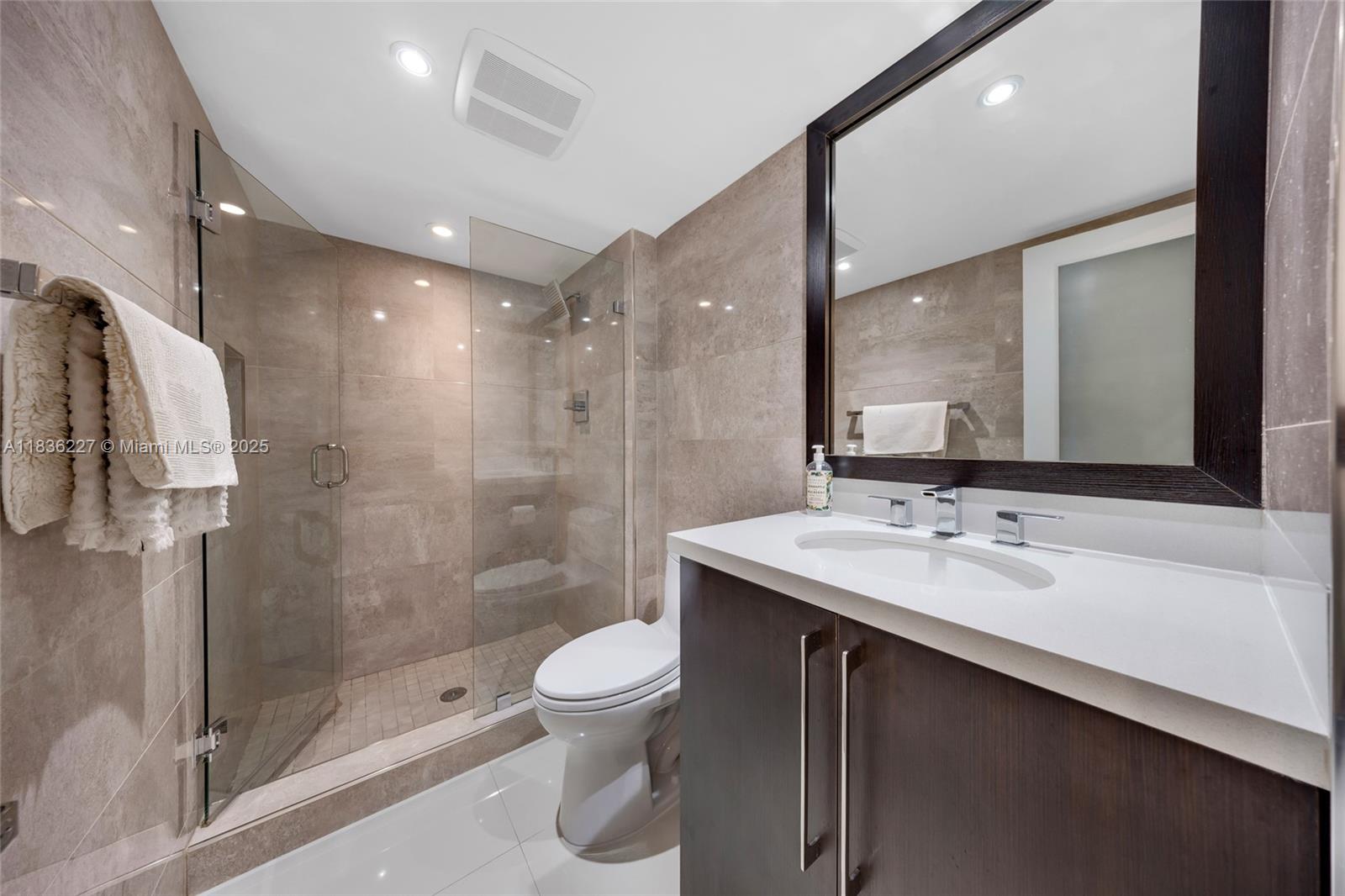 image Arlen House East Condo13