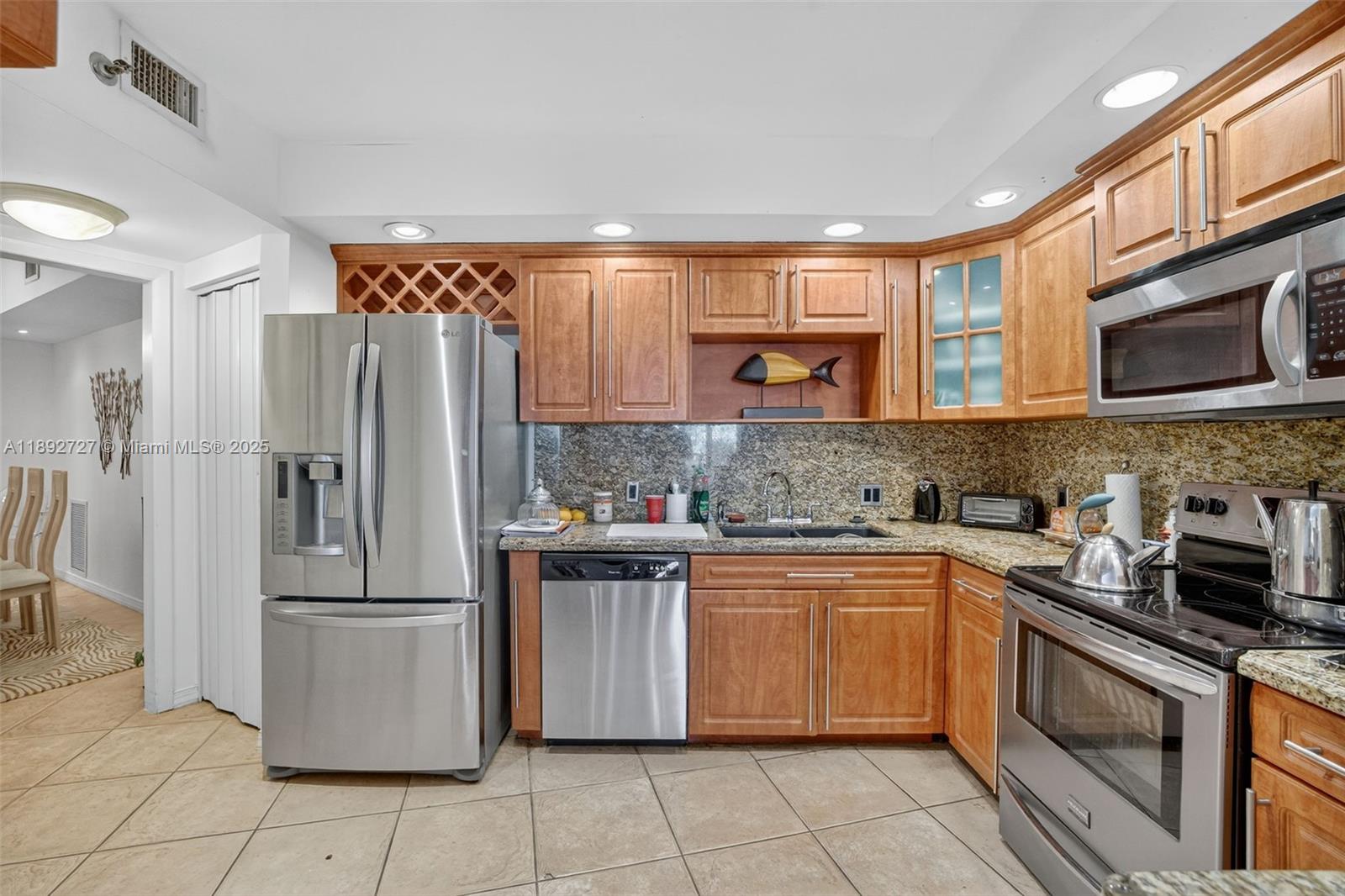 image Hamptons West25