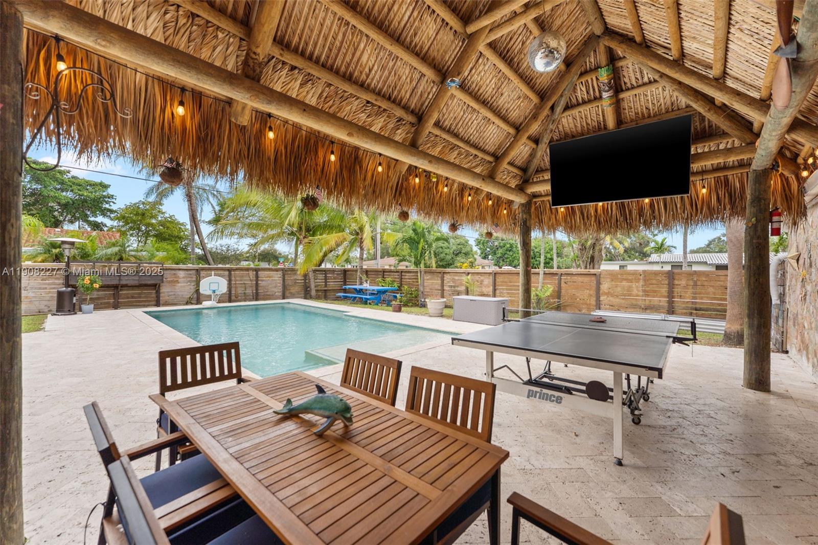 1220 E Hawthorne Cir