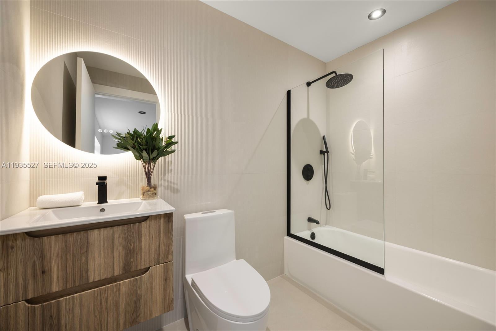 21480 Highland Lks Blvd #21480 Miami, FL 33179