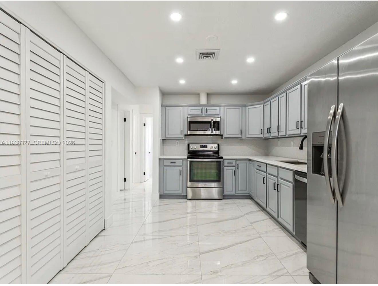 6800 SW 10th Ct Pembroke Pines, FL 33023