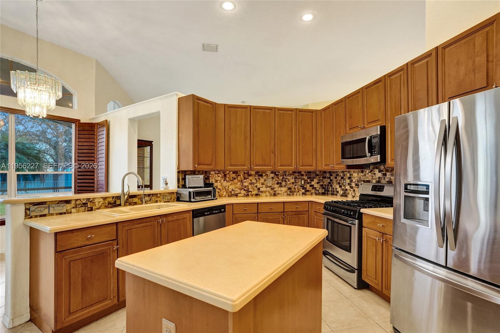 2024 NW 139th Ter Pembroke Pines, FL 33028