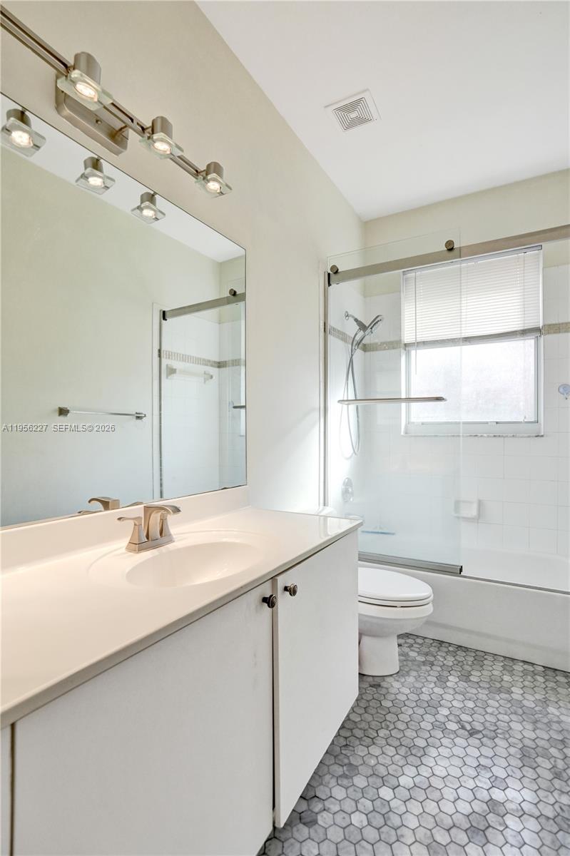 2024 NW 139th Ter Pembroke Pines, FL 33028