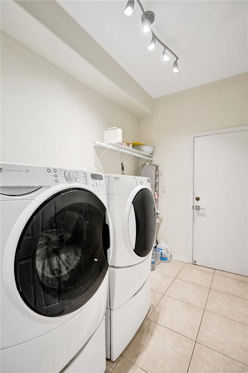 2024 NW 139th Ter Pembroke Pines, FL 33028