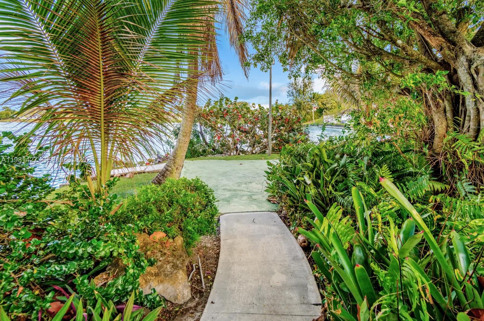 4725 SW 89th Ave Miami, FL 33165