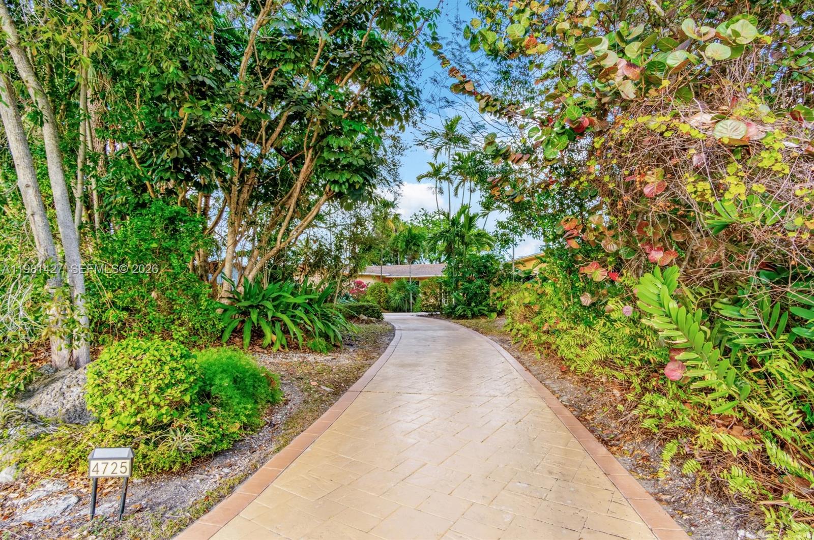 4725 SW 89th Ave Miami, FL 33165