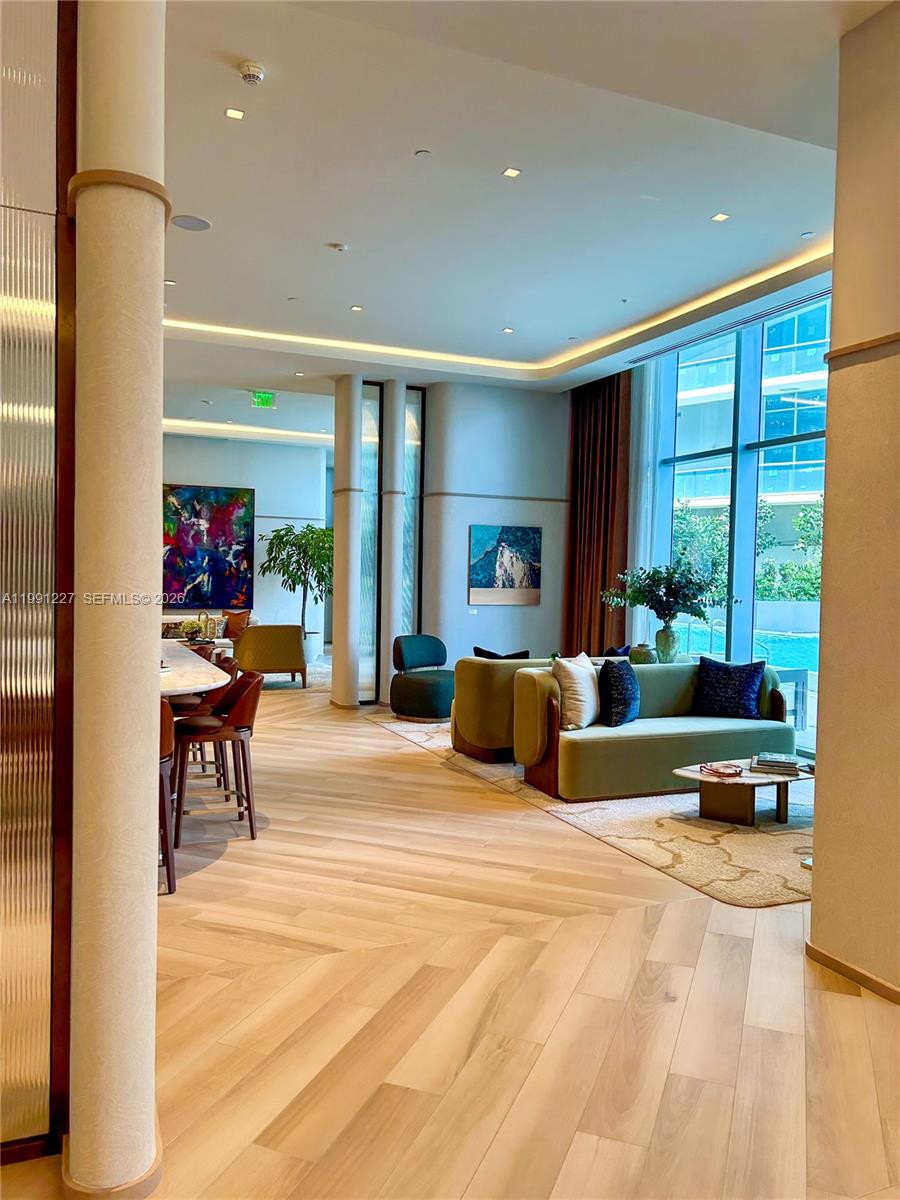 77 SE 5th #3614 Miami, FL 33131