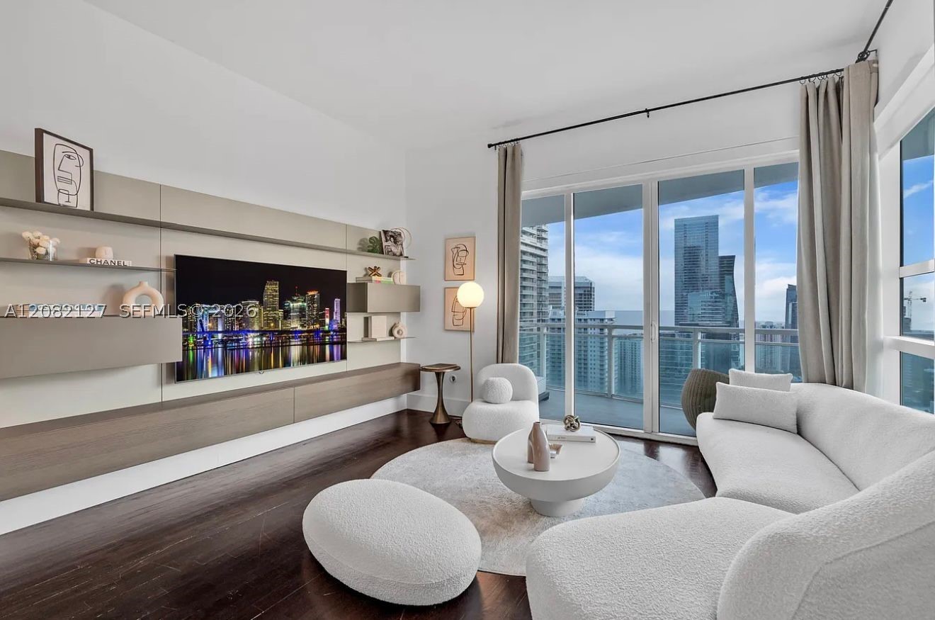 951 Brickell Ave #4111