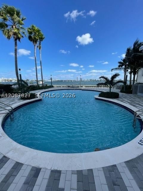 7501 E Treasure Dr #9R