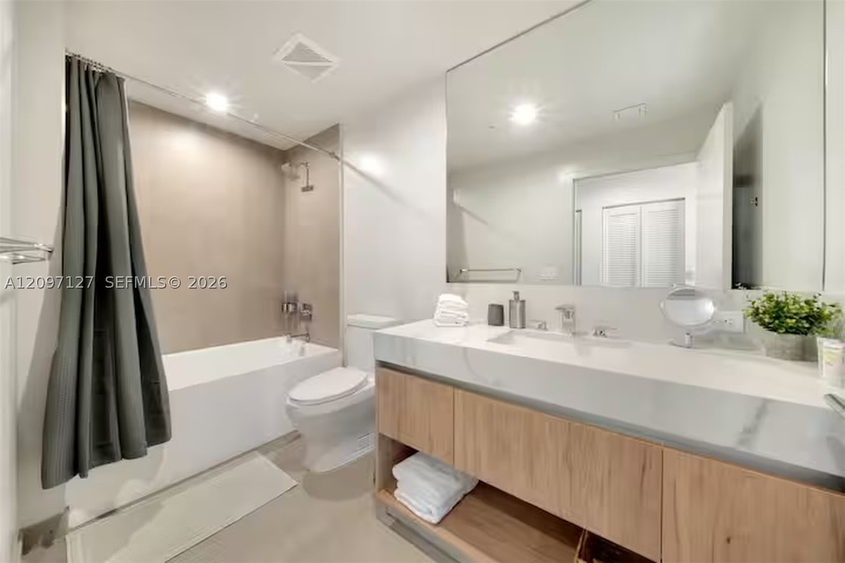 11 NE 6th St #3214 Miami, FL 33132