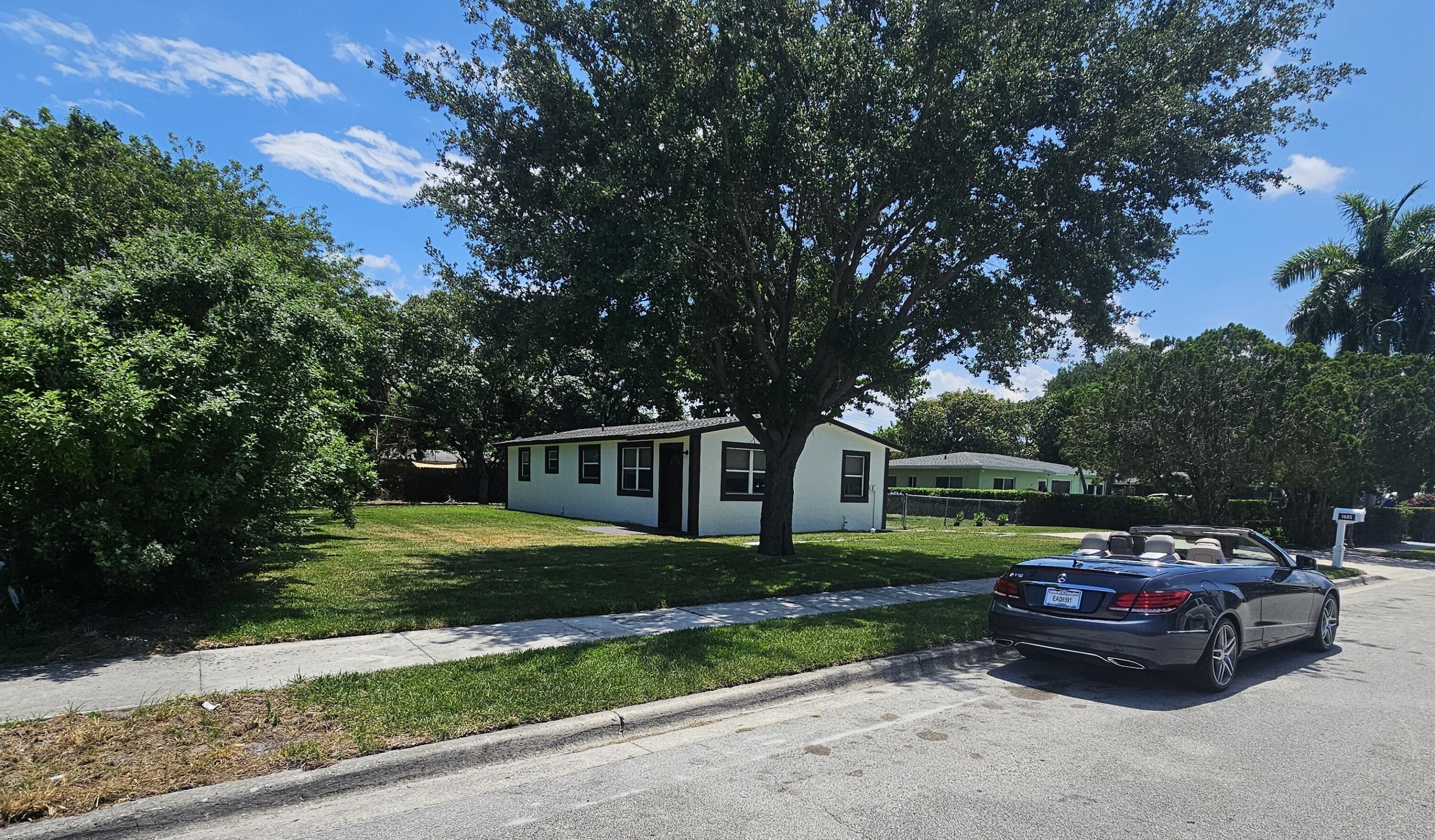 1605 W 10th