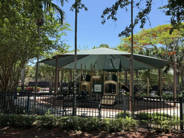 692 W Palm Aire Pompano Beach, FL 33069