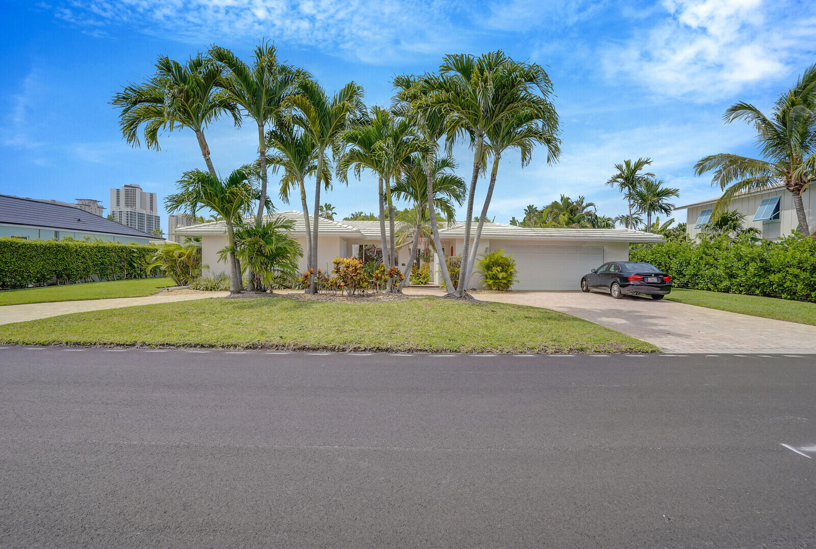 1211 Bimini