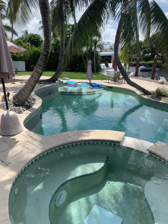 418 Alamanda Dr Hallandale Beach, FL 33009