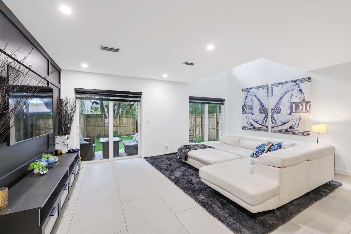 1124 NE 2nd #1124 Fort Lauderdale, FL 33304