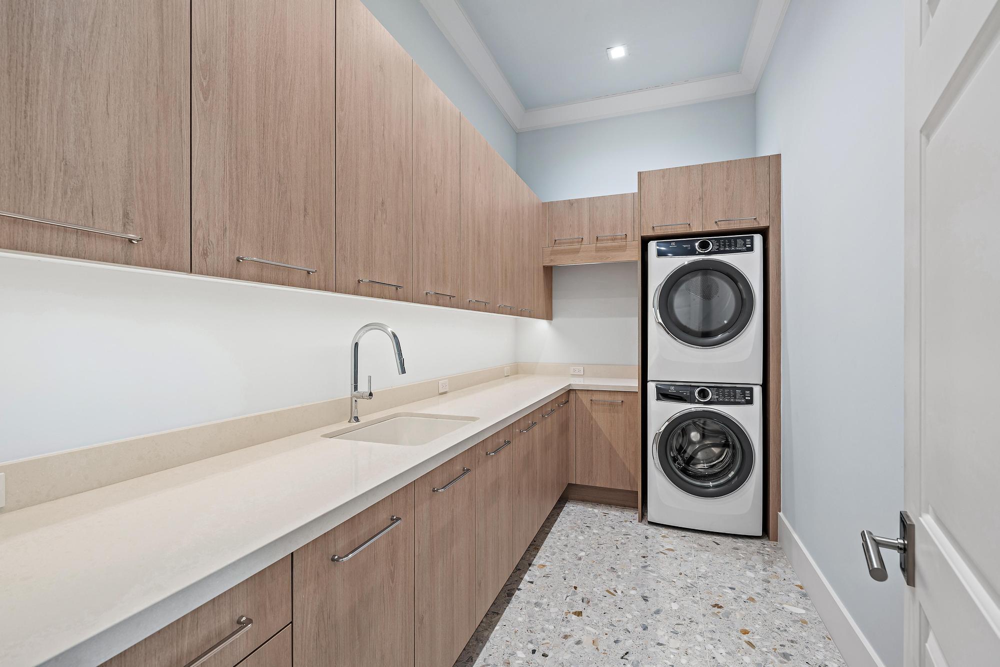 2916 Bluewater Cv Gulfstream, FL 33483