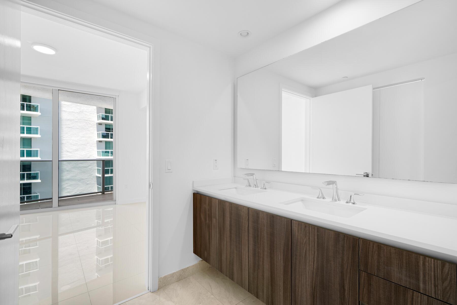 image Aria On The Bay Condo11