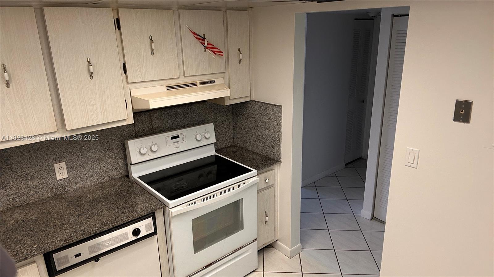 image Arlen House East Condo9