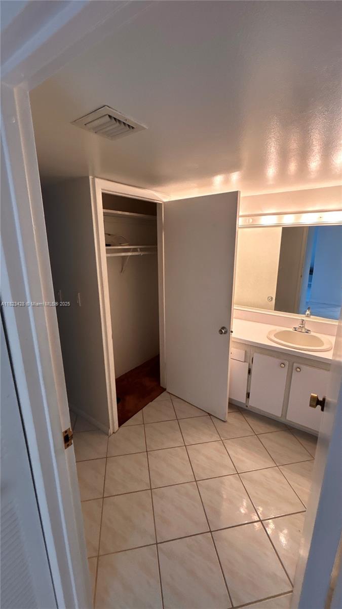 image Arlen House East Condo14