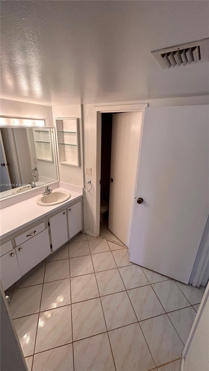 image Arlen House East Condo15