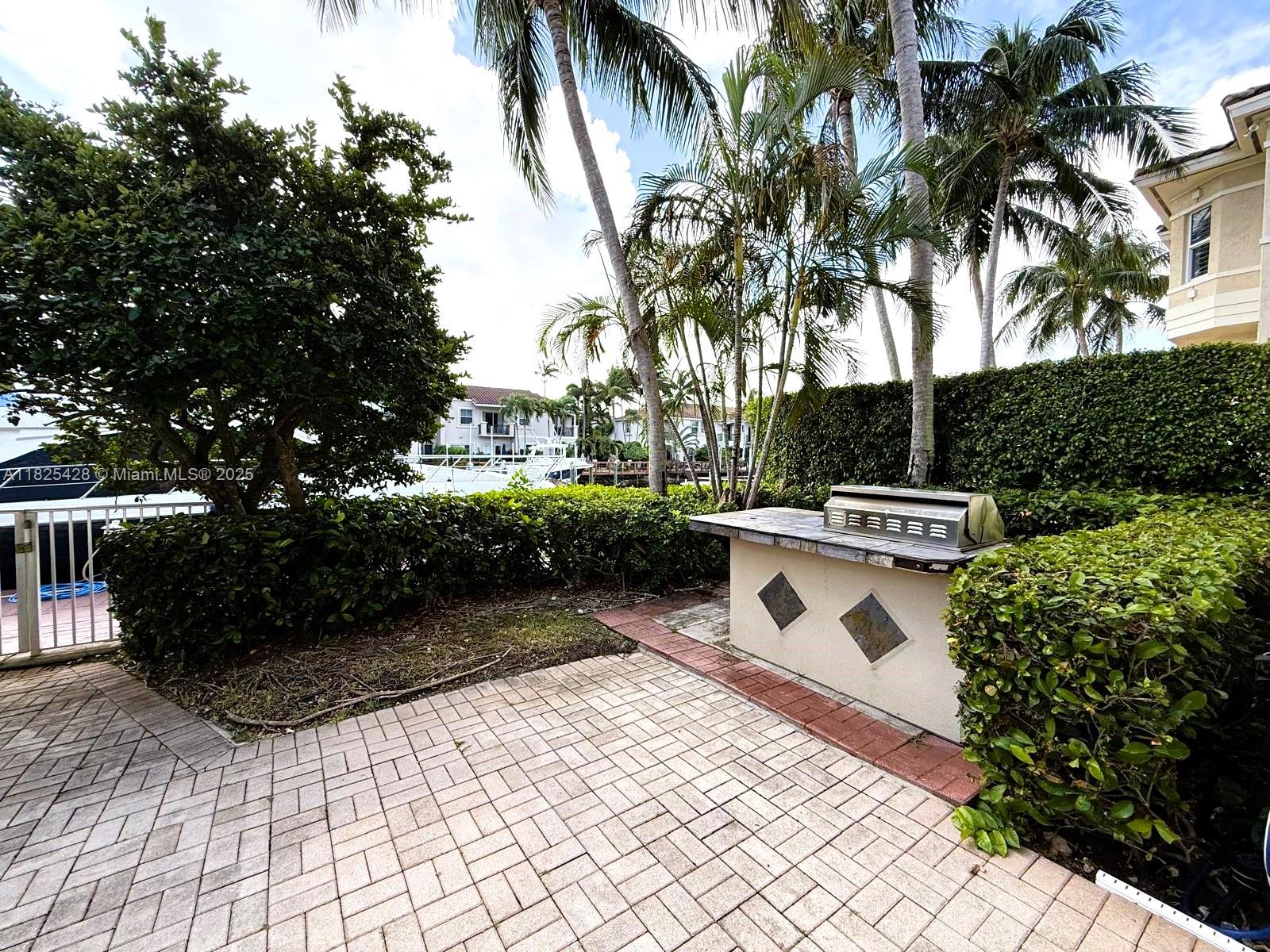996 Sanibel Dr Hollywood, FL 33019 996 Sanibel Dr Hollywood, FL 33019