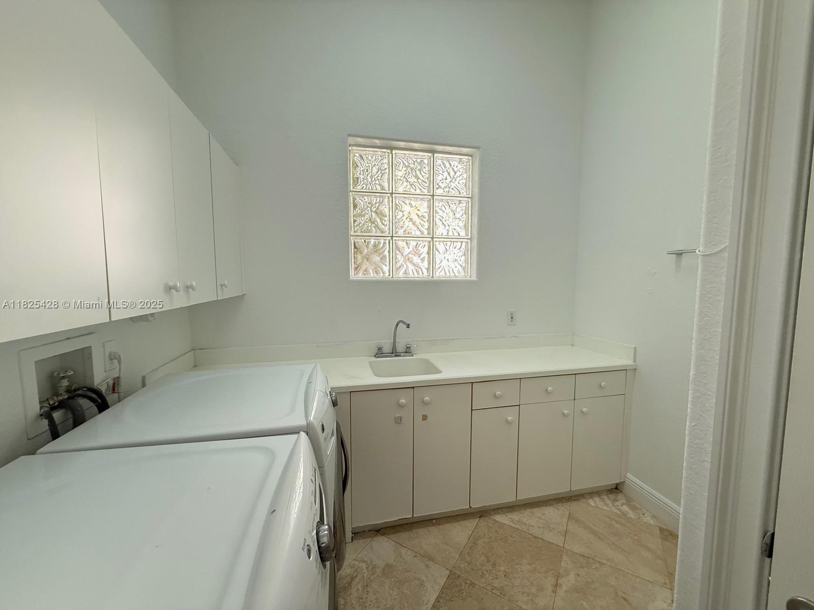996 Sanibel Dr Hollywood, FL 33019 996 Sanibel Dr Hollywood, FL 33019