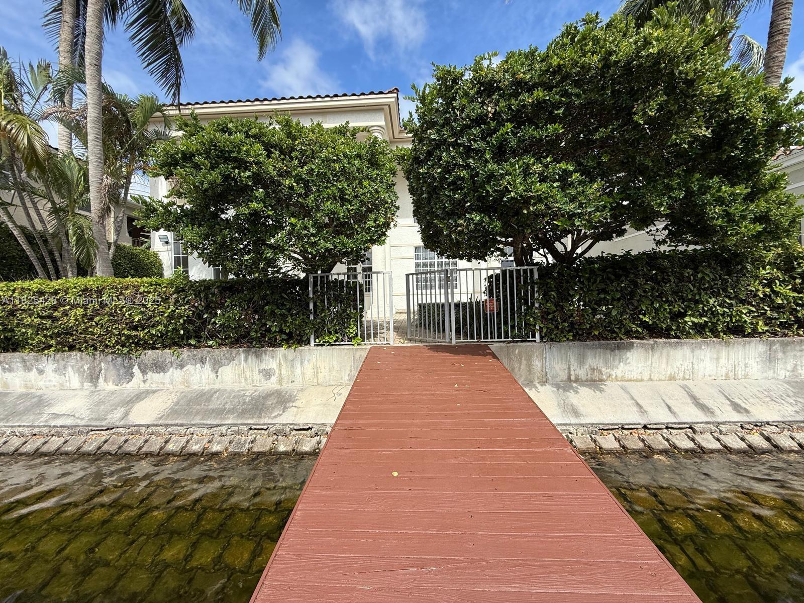 996 Sanibel Dr Hollywood, FL 33019 996 Sanibel Dr Hollywood, FL 33019