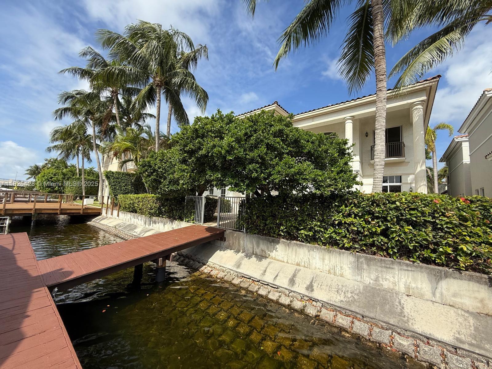 996 Sanibel Dr Hollywood, FL 33019 996 Sanibel Dr Hollywood, FL 33019