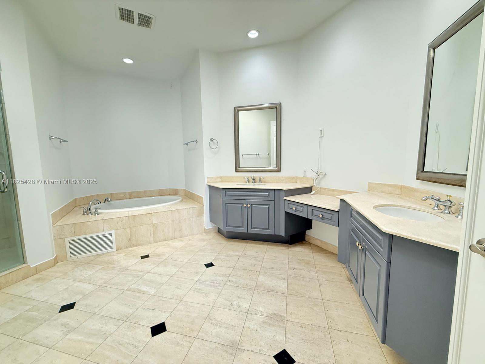 996 Sanibel Dr Hollywood, FL 33019 996 Sanibel Dr Hollywood, FL 33019