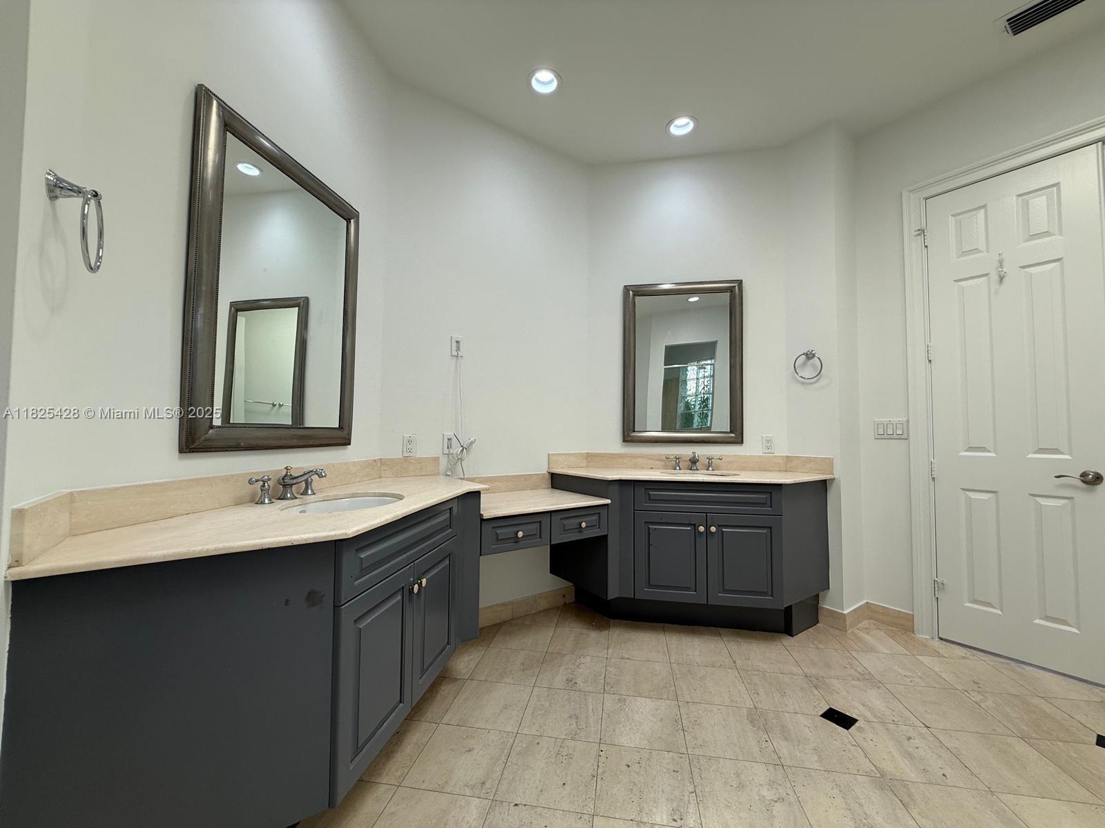 996 Sanibel Dr Hollywood, FL 33019 996 Sanibel Dr Hollywood, FL 33019