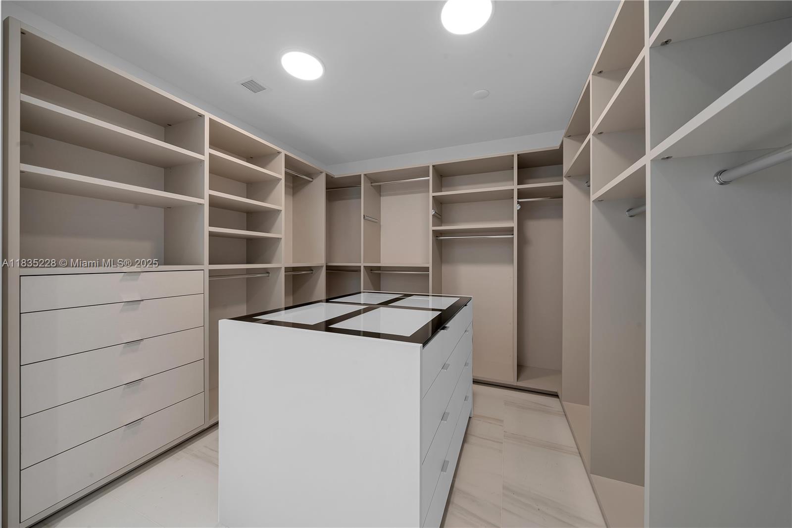 image Aston Martin Residences26