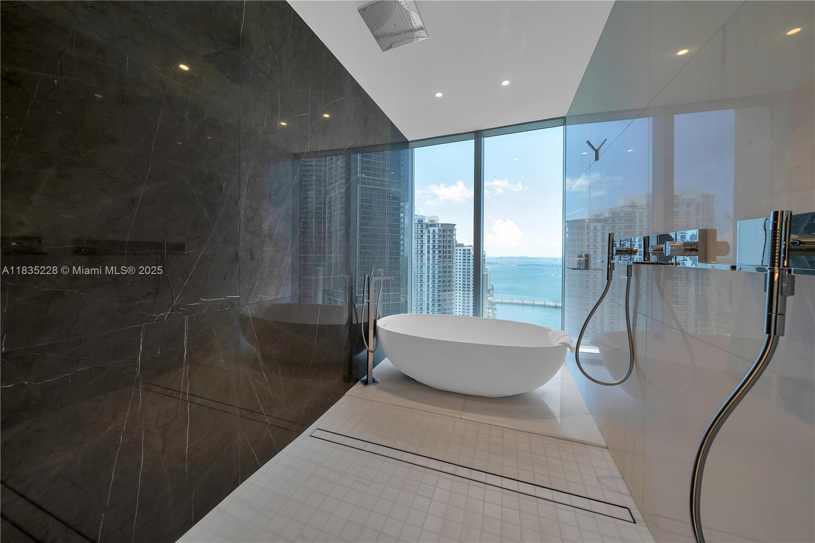 image Aston Martin Residences34