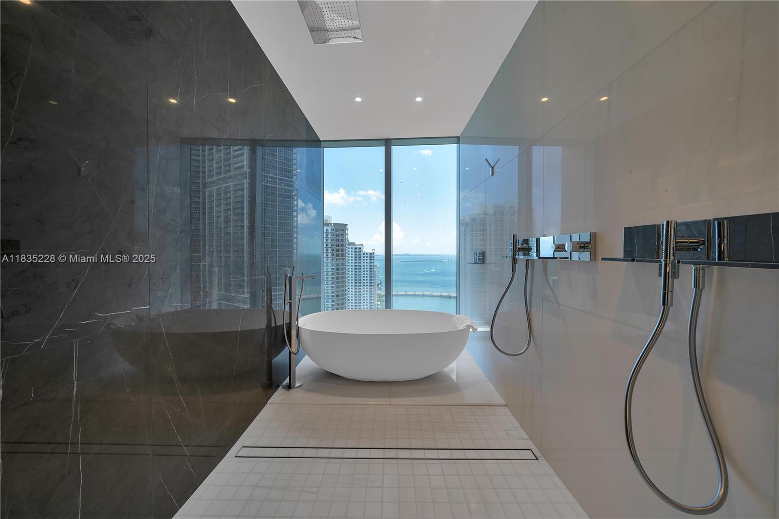 image Aston Martin Residences35
